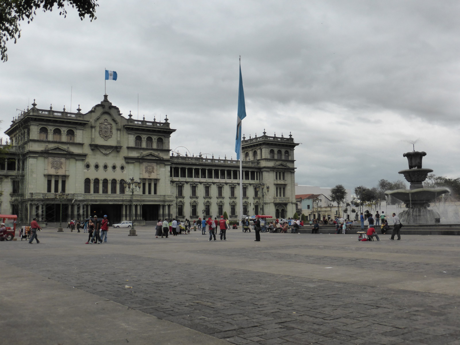 The Palacio National de la Cultura dominates the northern side of Parque Central