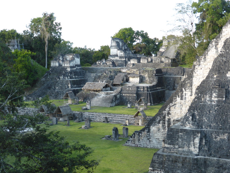 The Gran Plaza, with Temple I on the right and the Acrópolis del Norte  in the centre